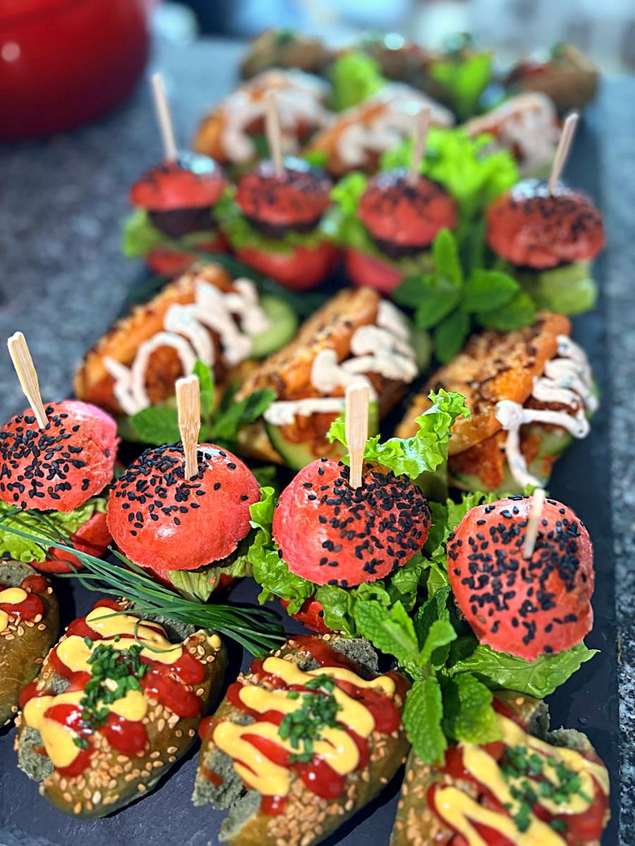 Mini-burgers, wraps et navettes garnies sur ardoise