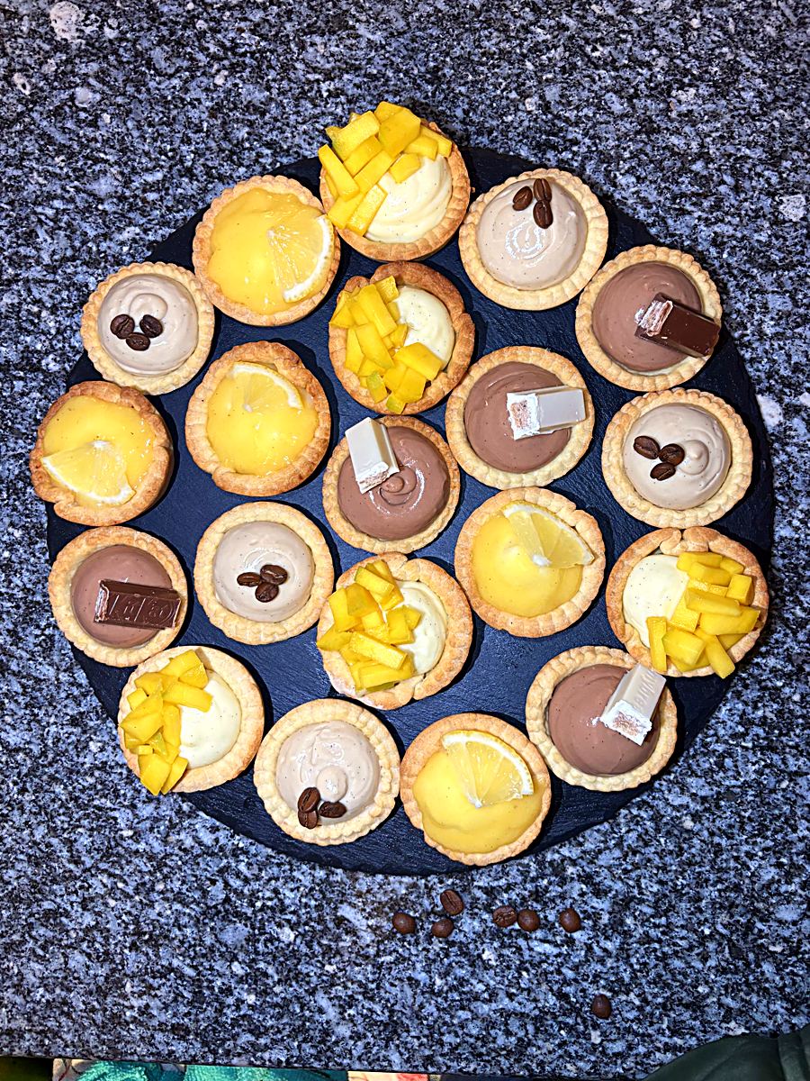 Plateau de tartelettes citron, chocolat et mangue