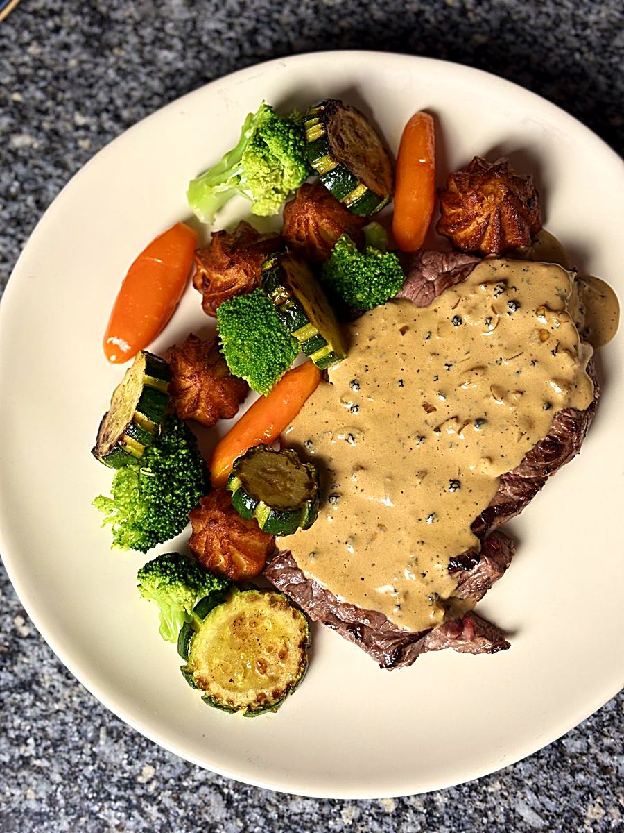 Filet de bœuf sauce poivre et légumes de saison