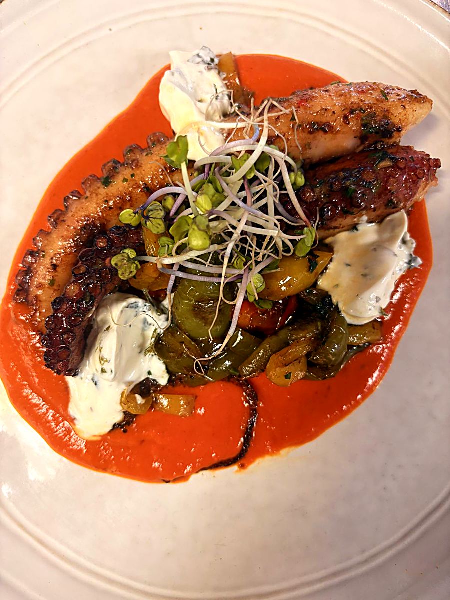 Poulpe grillé, coulis de poivron