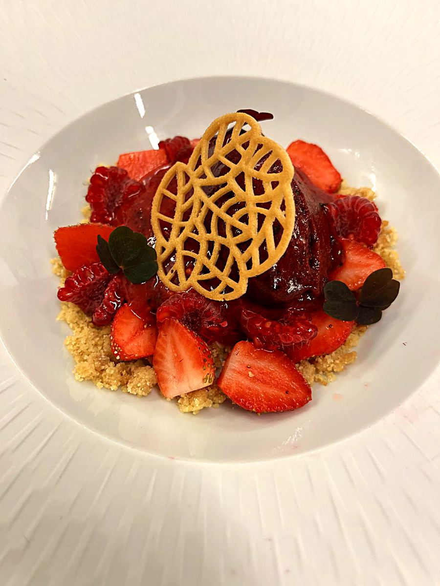 Dessert aux fraises et tuile