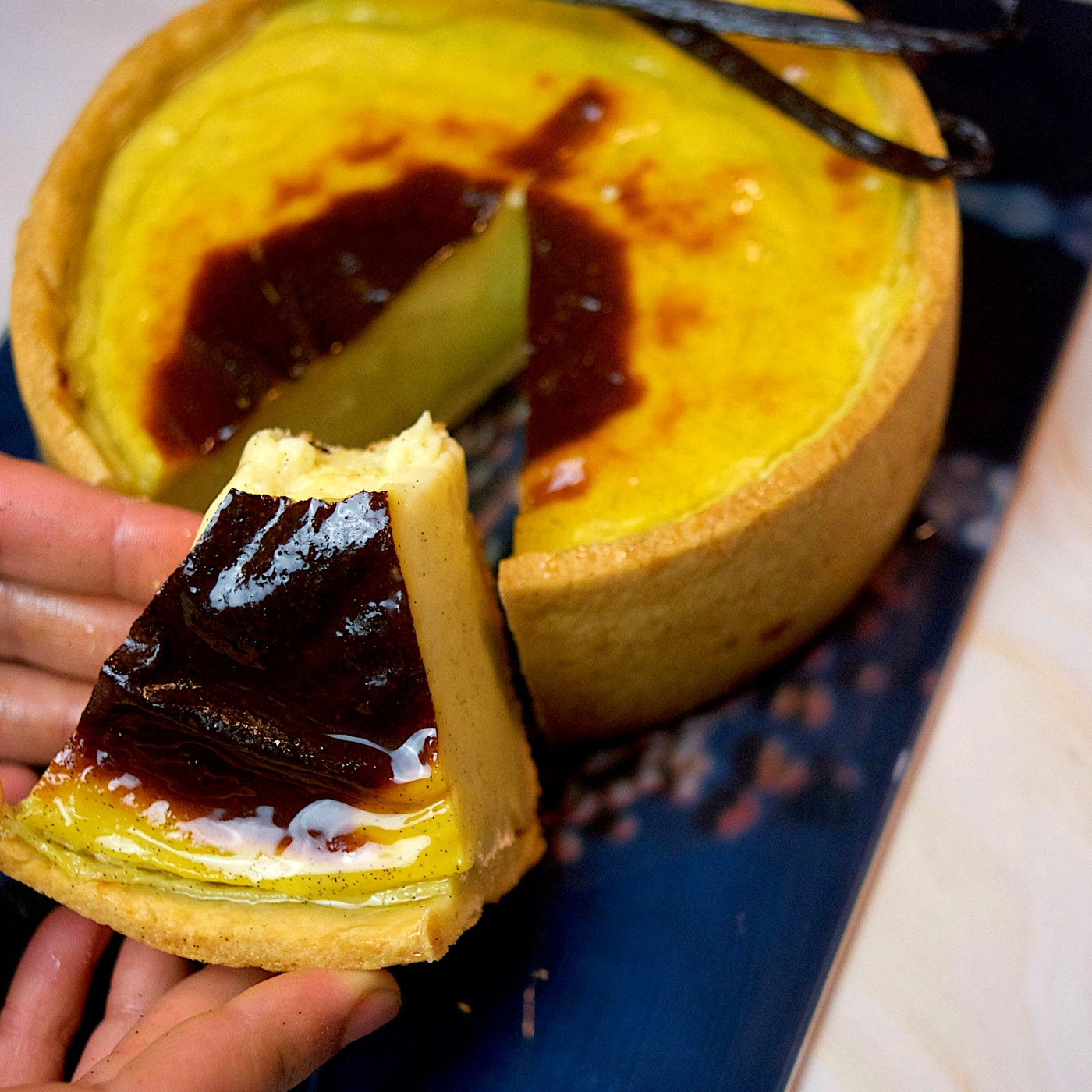 Part de flan pâtissier et gousse de vanille