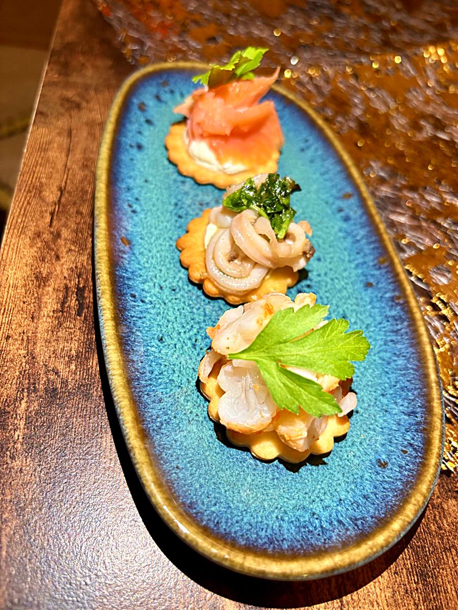 Canapés de fête sur plat bleu